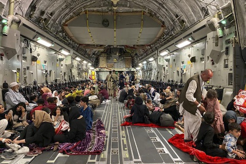 Sân bay Kabul hỗn loạn sau khi Taliban tiến vào thành phố - Ảnh 9. Sân bay Kabul hỗn loạn sau khi Taliban tiến vào thành phố - Ảnh 9.