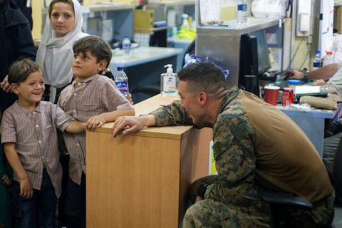 Sân bay Kabul hỗn loạn sau khi Taliban tiến vào thành phố - Ảnh 7. Sân bay Kabul hỗn loạn sau khi Taliban tiến vào thành phố - Ảnh 7.