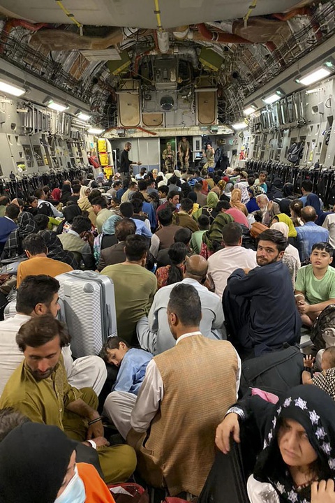 Sân bay Kabul hỗn loạn sau khi Taliban tiến vào thành phố - Ảnh 10. Sân bay Kabul hỗn loạn sau khi Taliban tiến vào thành phố - Ảnh 10.