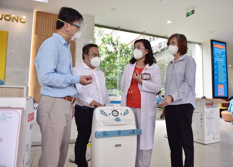 Cùng Tuổi Trẻ chống dịch trao gói thiết bị y tế hơn 5,5 tỉ đồng cho Bệnh viện Hùng Vương - Ảnh 2. Cùng Tuổi Trẻ chống dịch trao gói thiết bị y tế hơn 5,5 tỉ đồng cho Bệnh viện Hùng Vương - Ảnh 2.