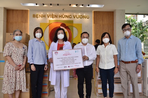 Cùng Tuổi Trẻ chống dịch trao gói thiết bị y tế hơn 5,5 tỉ đồng cho Bệnh viện Hùng Vương - Ảnh 1. Cùng Tuổi Trẻ chống dịch trao gói thiết bị y tế hơn 5,5 tỉ đồng cho Bệnh viện Hùng Vương - Ảnh 1.