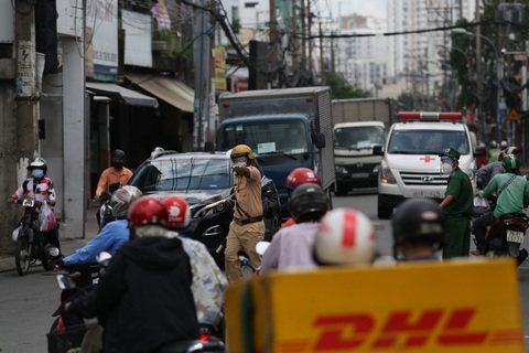 Xe đông nườm nượp, cảnh sát giao thông mất 6 giờ điều tiết một ngã tư tại TP.HCM - Ảnh 4. Xe đông nườm nượp, cảnh sát giao thông mất 6 giờ điều tiết một ngã tư tại TP.HCM - Ảnh 4.