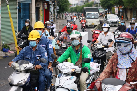 Xe đông nườm nượp, cảnh sát giao thông mất 6 giờ điều tiết một ngã tư tại TP.HCM - Ảnh 6. Xe đông nườm nượp, cảnh sát giao thông mất 6 giờ điều tiết một ngã tư tại TP.HCM - Ảnh 6.