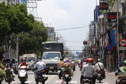Xe đông nườm nượp, cảnh sát giao thông mất 6 giờ điều tiết một ngã tư tại TP.HCM - Ảnh 5. Xe đông nườm nượp, cảnh sát giao thông mất 6 giờ điều tiết một ngã tư tại TP.HCM - Ảnh 5.