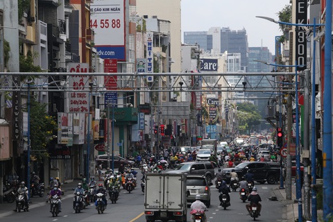 Xe đông nườm nượp, cảnh sát giao thông mất 6 giờ điều tiết một ngã tư tại TP.HCM - Ảnh 1. Xe đông nườm nượp, cảnh sát giao thông mất 6 giờ điều tiết một ngã tư tại TP.HCM - Ảnh 1.