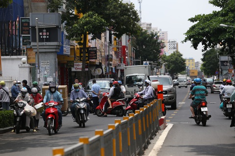 Xe đông nườm nượp, cảnh sát giao thông mất 6 giờ điều tiết một ngã tư tại TP.HCM - Ảnh 7. Xe đông nườm nượp, cảnh sát giao thông mất 6 giờ điều tiết một ngã tư tại TP.HCM - Ảnh 7.