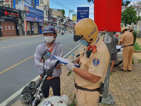 TP.HCM đã xử phạt hơn 4.400 trường hợp ra đường không có lý do chính đáng - Ảnh 1. TP.HCM đã xử phạt hơn 4.400 trường hợp ra đường không có lý do chính đáng - Ảnh 1.