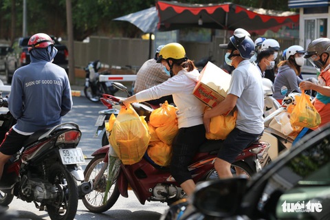 Siêu thị khẳng định đã tăng lượng hàng trữ gấp nhiều lần - Ảnh 8. Siêu thị khẳng định đã tăng lượng hàng trữ gấp nhiều lần - Ảnh 8.
