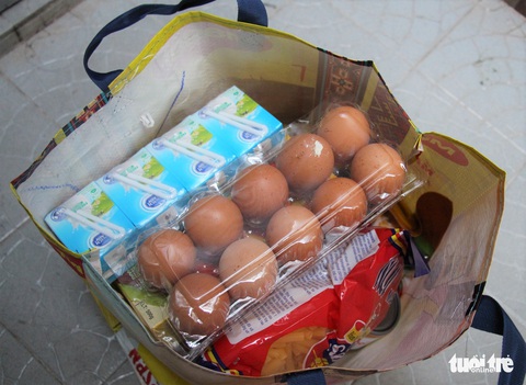 Trao nhiều gói an sinh, túi thuốc yêu thương ở quận 5, quận 10 - Ảnh 2. Trao nhiều gói an sinh, túi thuốc yêu thương ở quận 5, quận 10 - Ảnh 2.