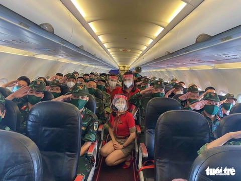 5 chuyến bay đầu tiên chở quân nhân từ Hà Nội đến TP.HCM chống dịch - Ảnh 2. 5 chuyến bay đầu tiên chở quân nhân từ Hà Nội đến TP.HCM chống dịch - Ảnh 2.