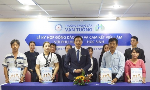 Trường Trung Cấp Vạn Tường cam kết việc làm, tặng điện thoại cho thí sinh - Ảnh 1. Trường Trung Cấp Vạn Tường cam kết việc làm, tặng điện thoại cho thí sinh - Ảnh 1.