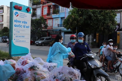 Bệnh viện quốc tế Mỹ chung tay hỗ trợ cộng đồng đẩy lùi COVID-19 - Ảnh 4. Bệnh viện quốc tế Mỹ chung tay hỗ trợ cộng đồng đẩy lùi COVID-19 - Ảnh 4.