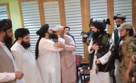 Taliban chiêu mộ được em trai giàu có của tổng thống Afghanistan lưu vong - Ảnh 1. Taliban chiêu mộ được em trai giàu có của tổng thống Afghanistan lưu vong - Ảnh 1.