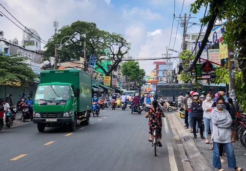 TP.HCM sáng 21-8 đường sá, nhà thuốc đông nghịt người, có nơi chốt kiểm soát phải xả trạm - Ảnh 5.