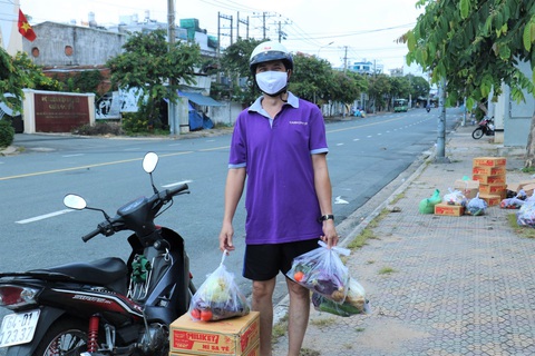 Bà con Vĩnh Long tiếp sức đồng hương xa quê tại TP.HCM vững tâm qua mùa dịch - Ảnh 2. Bà con Vĩnh Long tiếp sức đồng hương xa quê tại TP.HCM vững tâm qua mùa dịch - Ảnh 2.