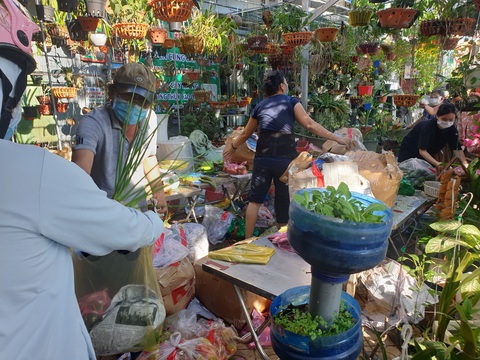 TP.HCM: Siêu thị quá tải, các điểm bán tự phát đắt hàng dù nâng giá gấp 3-4 lần - Ảnh 2. TP.HCM: Siêu thị quá tải, các điểm bán tự phát đắt hàng dù nâng giá gấp 3-4 lần - Ảnh 2.