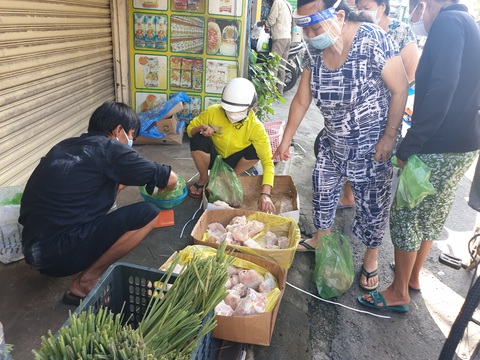 TP.HCM: Siêu thị quá tải, các điểm bán tự phát đắt hàng dù nâng giá gấp 3-4 lần - Ảnh 1. TP.HCM: Siêu thị quá tải, các điểm bán tự phát đắt hàng dù nâng giá gấp 3-4 lần - Ảnh 1.