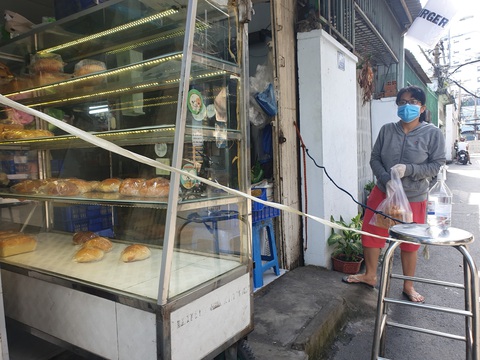TP.HCM: Siêu thị quá tải, các điểm bán tự phát đắt hàng dù nâng giá gấp 3-4 lần - Ảnh 4. TP.HCM: Siêu thị quá tải, các điểm bán tự phát đắt hàng dù nâng giá gấp 3-4 lần - Ảnh 4.
