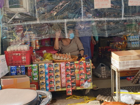 TP.HCM: Siêu thị quá tải, các điểm bán tự phát đắt hàng dù nâng giá gấp 3-4 lần - Ảnh 3. TP.HCM: Siêu thị quá tải, các điểm bán tự phát đắt hàng dù nâng giá gấp 3-4 lần - Ảnh 3.