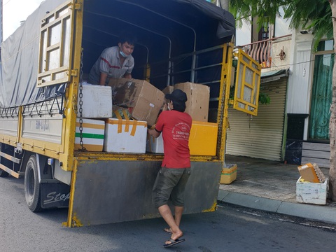 TP.HCM: Siêu thị quá tải, các điểm bán tự phát đắt hàng dù nâng giá gấp 3-4 lần - Ảnh 6. TP.HCM: Siêu thị quá tải, các điểm bán tự phát đắt hàng dù nâng giá gấp 3-4 lần - Ảnh 6.
