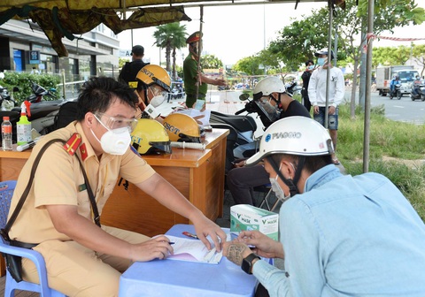 TP.HCM: Tấp nập trước giờ siết chặt giãn cách - Ảnh 13. TP.HCM: Tấp nập trước giờ siết chặt giãn cách - Ảnh 13.
