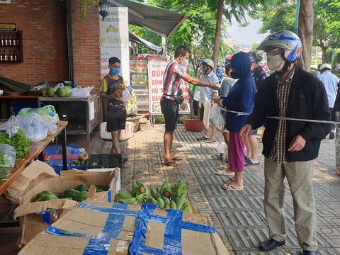 TP.HCM: Siêu thị quá tải, các điểm bán tự phát đắt hàng dù nâng giá gấp 3-4 lần - Ảnh 5. TP.HCM: Siêu thị quá tải, các điểm bán tự phát đắt hàng dù nâng giá gấp 3-4 lần - Ảnh 5.