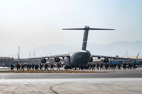 Taliban thiết lập trật tự quanh sân bay Kabul, hàng dài người xếp hàng chờ đợi - Ảnh 2. Taliban thiết lập trật tự quanh sân bay Kabul, hàng dài người xếp hàng chờ đợi - Ảnh 2.