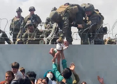 Taliban thiết lập trật tự quanh sân bay Kabul, hàng dài người xếp hàng chờ đợi - Ảnh 4. Taliban thiết lập trật tự quanh sân bay Kabul, hàng dài người xếp hàng chờ đợi - Ảnh 4.