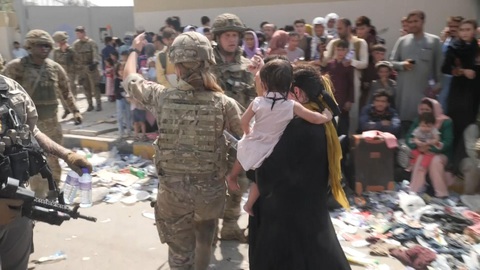 Taliban nói cả nước yên bình, chỉ sân bay Kabul hỗn loạn do Mỹ gây ra - Ảnh 3. Taliban nói cả nước yên bình, chỉ sân bay Kabul hỗn loạn do Mỹ gây ra - Ảnh 3.