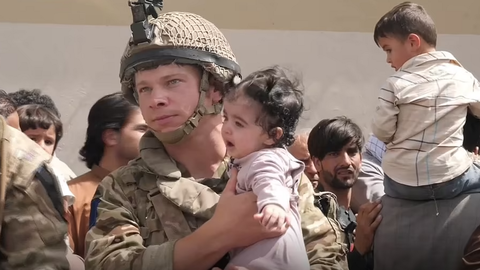 Taliban nói cả nước yên bình, chỉ sân bay Kabul hỗn loạn do Mỹ gây ra - Ảnh 2. Taliban nói cả nước yên bình, chỉ sân bay Kabul hỗn loạn do Mỹ gây ra - Ảnh 2.