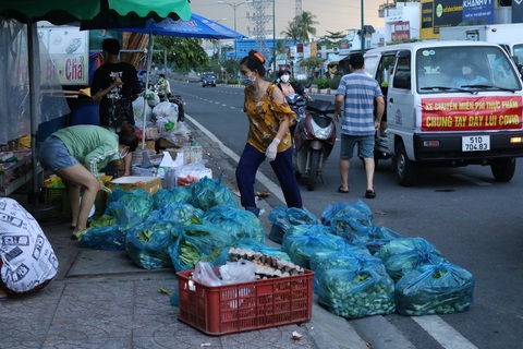 Lập tổ đi chợ cho người dân vùng đỏ - Ảnh 3. Lập tổ đi chợ cho người dân vùng đỏ - Ảnh 3.