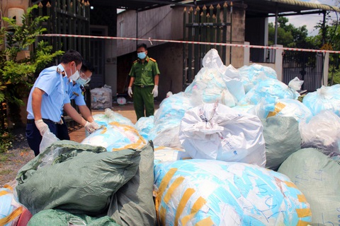 Đồng Nai bắt cơ sở tái chế hàng trăm ngàn khẩu trang phế liệu bán để kiếm lời - Ảnh 1. Đồng Nai bắt cơ sở tái chế hàng trăm ngàn khẩu trang phế liệu bán để kiếm lời - Ảnh 1.