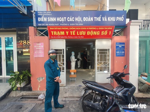 Vừa tới TP.HCM, người lính quân y liền đến nhà F0 khám bệnh - Ảnh 4. Vừa tới TP.HCM, người lính quân y liền đến nhà F0 khám bệnh - Ảnh 4.