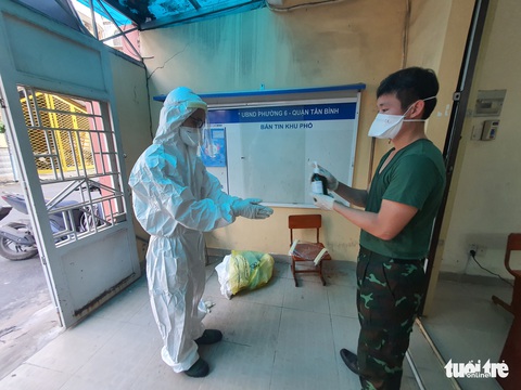 Vừa tới TP.HCM, người lính quân y liền đến nhà F0 khám bệnh - Ảnh 8. Vừa tới TP.HCM, người lính quân y liền đến nhà F0 khám bệnh - Ảnh 8.