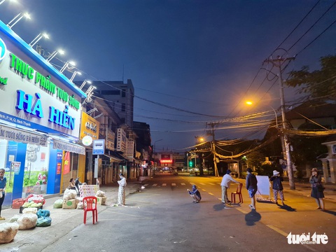 Tờ mờ sáng, người dân TP.HCM rồng rắn xếp hàng chờ siêu thị mở cửa - Ảnh 3. Tờ mờ sáng, người dân TP.HCM rồng rắn xếp hàng chờ siêu thị mở cửa - Ảnh 3.