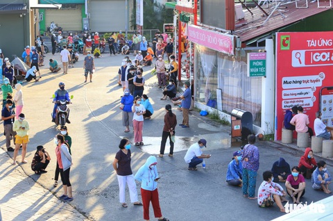 Tờ mờ sáng, người dân TP.HCM rồng rắn xếp hàng chờ siêu thị mở cửa - Ảnh 12. Tờ mờ sáng, người dân TP.HCM rồng rắn xếp hàng chờ siêu thị mở cửa - Ảnh 12.