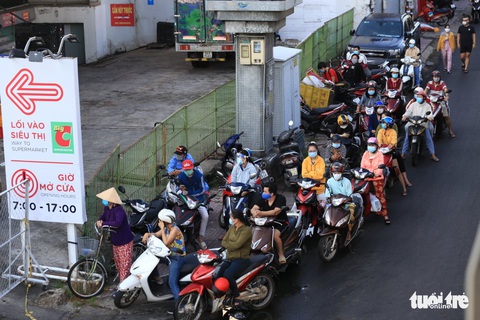 Tờ mờ sáng, người dân TP.HCM rồng rắn xếp hàng chờ siêu thị mở cửa - Ảnh 14. Tờ mờ sáng, người dân TP.HCM rồng rắn xếp hàng chờ siêu thị mở cửa - Ảnh 14.