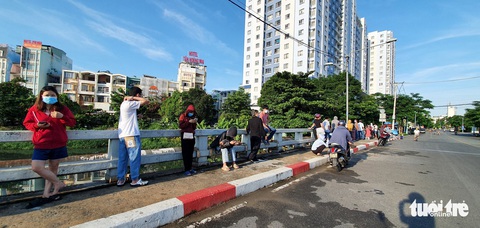 Tờ mờ sáng, người dân TP.HCM rồng rắn xếp hàng chờ siêu thị mở cửa - Ảnh 10. Tờ mờ sáng, người dân TP.HCM rồng rắn xếp hàng chờ siêu thị mở cửa - Ảnh 10.