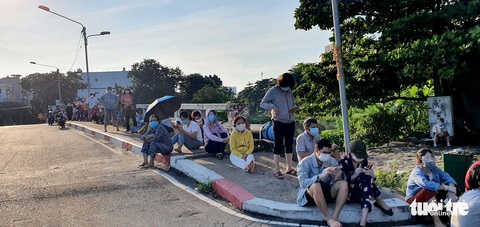 Tờ mờ sáng, người dân TP.HCM rồng rắn xếp hàng chờ siêu thị mở cửa - Ảnh 8. Tờ mờ sáng, người dân TP.HCM rồng rắn xếp hàng chờ siêu thị mở cửa - Ảnh 8.