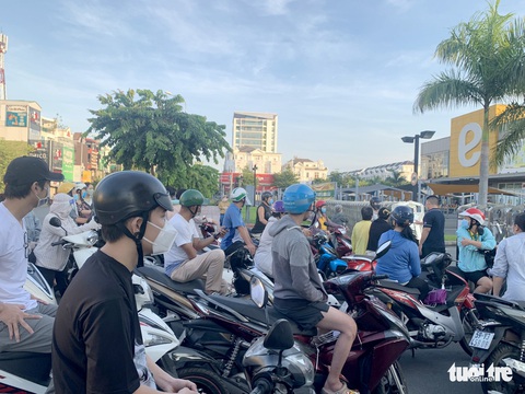 Tờ mờ sáng, người dân TP.HCM rồng rắn xếp hàng chờ siêu thị mở cửa - Ảnh 5. Tờ mờ sáng, người dân TP.HCM rồng rắn xếp hàng chờ siêu thị mở cửa - Ảnh 5.