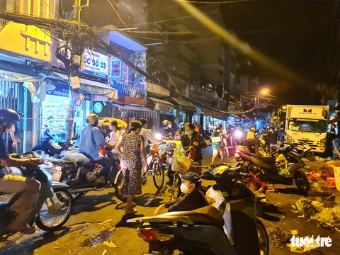 Người dân họp chợ tự phát từ 3 giờ sáng đông đúc ở TP.HCM - Ảnh 8.