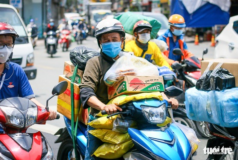 TP.HCM: Tấp nập trước giờ siết chặt giãn cách - Ảnh 8. TP.HCM: Tấp nập trước giờ siết chặt giãn cách - Ảnh 8.