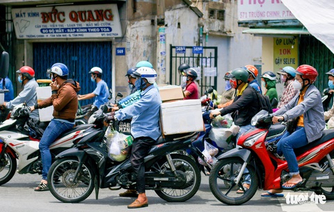 TP.HCM: Tấp nập trước giờ siết chặt giãn cách - Ảnh 7. TP.HCM: Tấp nập trước giờ siết chặt giãn cách - Ảnh 7.