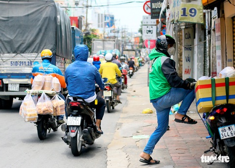 TP.HCM: Tấp nập trước giờ siết chặt giãn cách - Ảnh 4. TP.HCM: Tấp nập trước giờ siết chặt giãn cách - Ảnh 4.