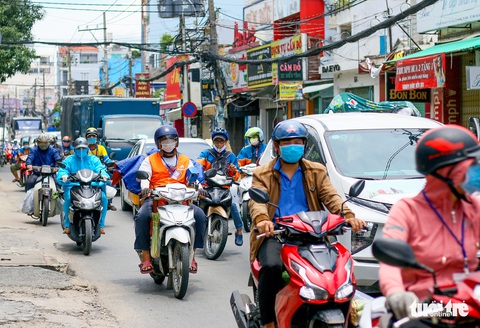 TP.HCM: Tấp nập trước giờ siết chặt giãn cách - Ảnh 2. TP.HCM: Tấp nập trước giờ siết chặt giãn cách - Ảnh 2.
