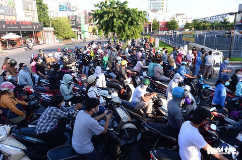 Tờ mờ sáng, người dân TP.HCM rồng rắn xếp hàng chờ siêu thị mở cửa - Ảnh 15. Tờ mờ sáng, người dân TP.HCM rồng rắn xếp hàng chờ siêu thị mở cửa - Ảnh 15.