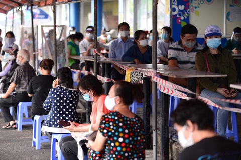 Lập tổ đi chợ cho người dân vùng đỏ - Ảnh 1. Lập tổ đi chợ cho người dân vùng đỏ - Ảnh 1.