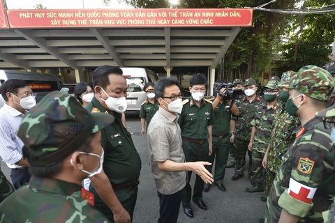 Phó thủ tướng Vũ Đức Đam đi kiểm tra trước thời điểm 0h ngày 23-8 - Ảnh 3. Phó thủ tướng Vũ Đức Đam đi kiểm tra trước thời điểm 0h ngày 23-8 - Ảnh 3.