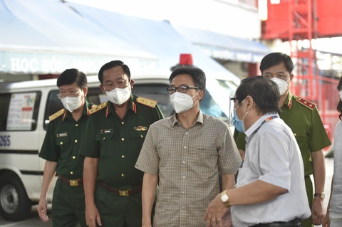 Phó thủ tướng Vũ Đức Đam đi kiểm tra trước thời điểm 0h ngày 23-8 - Ảnh 4. Phó thủ tướng Vũ Đức Đam đi kiểm tra trước thời điểm 0h ngày 23-8 - Ảnh 4.
