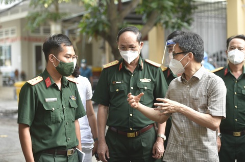 Phó thủ tướng Vũ Đức Đam đi kiểm tra trước thời điểm 0h ngày 23-8 - Ảnh 6. Phó thủ tướng Vũ Đức Đam đi kiểm tra trước thời điểm 0h ngày 23-8 - Ảnh 6.